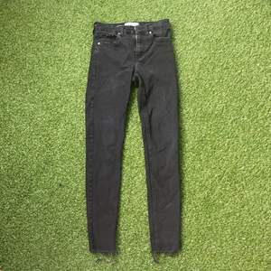 Ett par tajta svarta jeans, som har ett lite tjockare material. Så jeansen är inte så slappa. Jeans kostar 80kr plus frakt som tals om vid köpet. Kan även mötas upp i Göteborg. 