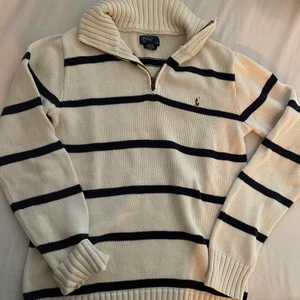 Ralph lauren siptröja - Fin populär siptröja i märket Ralph lauren. Sparsamt använd. I storlek Large, den sitter lite oversize på mig som egentligen är en storlek Small.