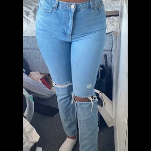 Jeans st. 34  - Snygga jeans sitter perfekt, använda några få gånger. Säljer pga att jag rensar mina kläder.