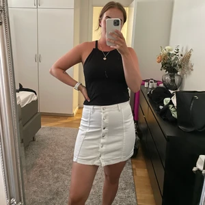 Vit jeanskjol  - Supersnygg och bekväm jeanskjol från Gina Tricoti storlek 38🤍 60kr + frakt 