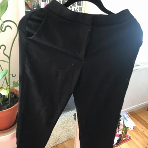 Svarta kostymbyxor - Svarta kostymbyxor från H&M. Använda 1 gång. Nyskick.  I storlek 34. Ingår även en knapp. 