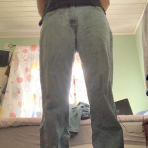 Toppen skick för vintage jeans! Storlek 32/30, passar mer 30/30. Lite korta på mig är 180cm och 65kg!