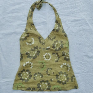 Blommig halterneck - En grön, blommig halterna topp. Passar XS- S. Både nygg uppvikt och inte. I ett linne-aktigt material.