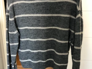 Tröja - De här är en tröja i storlek xs som inte har några gamla skador✨Tröjan kommer ifrån H&M och är en perfekt tröja när de är lite kallt ute nu på sommaren☀️