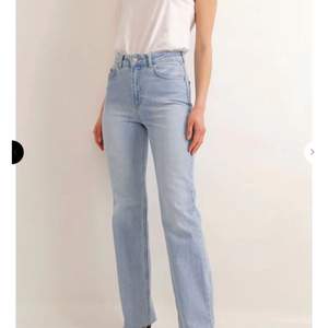 Jätte fina jeans från chiquelle i storlek 38. Perfekt längd i benen på mig som är 1,73 lång. Använda fåtal gånger. Ordinarie pris 499 kr. Säljer för 150 kr + frakt😊