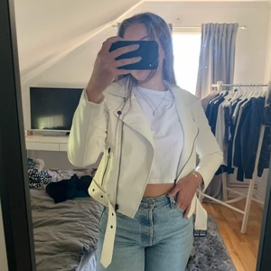 Skinnjacka från revolve  - Vit skinnjacka i storlek S från Revolve som aldrig är använd då den är lite för liten för mig. nypris ca 1100, säljer för 350