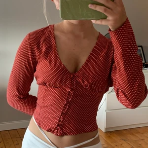 Nelly blus  - Blus från Nelly. Köpare står för fraktalternativ: PostNord skicka lätt, 66kr (spårningsbart) eller PostNord standard, 45kr (ej spårningsbart) 