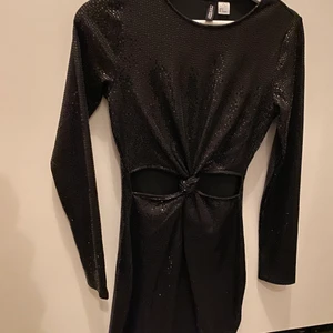 Glittrig klänning  - Perfekt fest klänning. Strl. S. Använd 1 gång 