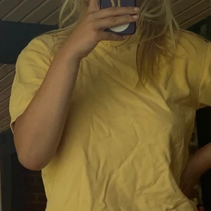 Gul t-shirt - Skön oversized t-shirt