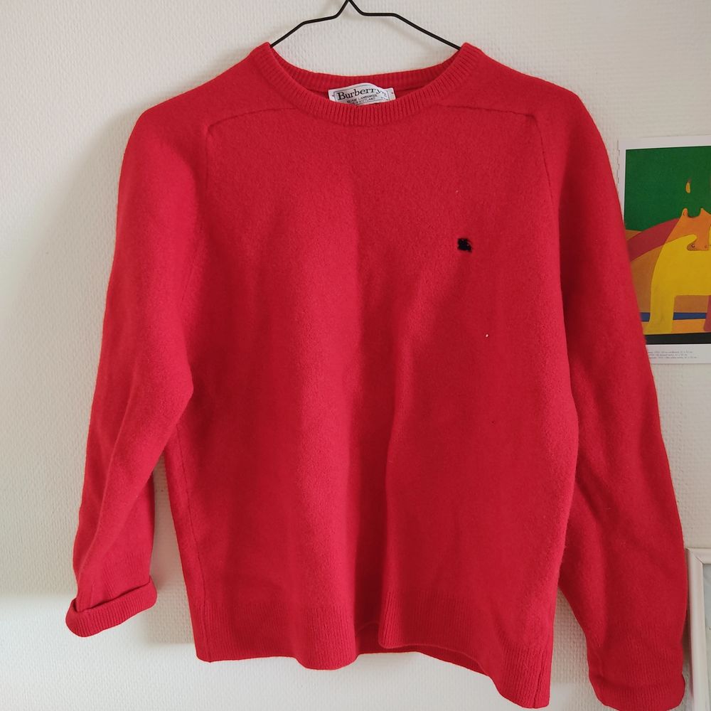 Fin röd sweater från Burberry! 100% ull, passar XS-M! Pris går att diskutera, frakt tillkommer<3 (färgen stämmer bäst på bild 1-2). Stickat.