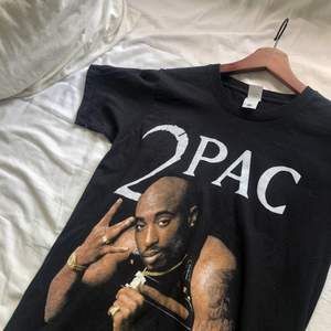 Säljer en superfin Tupac t-shirt i storlek S-M✨ Bara använt den en gång och är i mycket bra skick!💗 