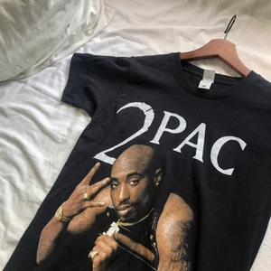 Tupac - Säljer en superfin Tupac t-shirt i storlek S-M✨ Bara använt den en gång och är i mycket bra skick!💗 