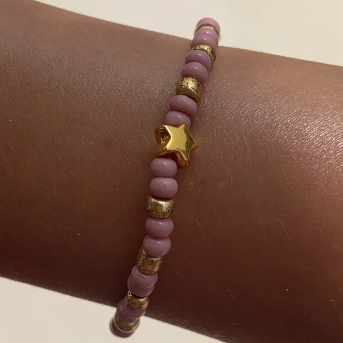  fina armband med guld detaljer och guldstjärnor😍✨ - 91