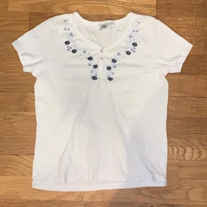 Gullig t-shirt - Ett gulligt plagg, perfekt till sommaren med egen design på baksidan. Håller i tvätt ❤️