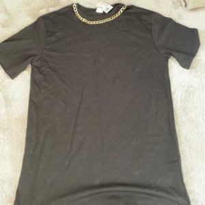 Klänning - Helt ny t-shirt klänning med en guldig kedja  i storleken M den är oversize. Prislappen sitter kvar. Aldrig använd. Köparen står för frakten❤️