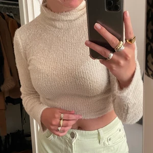 Zara tröja - En lite turtleneck från zara. Lurvigt material