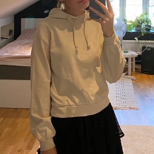 Hoodie - Superskön hoodie nakd i storlek S. Är i bra skick och säljs då den inte används längre. Frakt tillkommer!