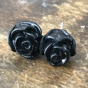 Örhänge - Svarta rosor  - Dessa svarta ros-örhängena köpte jag på röda korset för 20kr för ett tag sen men har aldrig använt dem så jag säljer de nu för 10kr. Möts helst upp om man vill köpa (i Stockholm) då jag tror det kan vara omåttliga och vill inte posta. Man får såklart med plupparna.