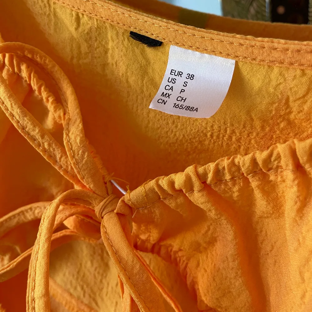 Superöt klarorange klänning från H&M DIVIDED. Super fin form och puff ärmar. Dragkedja på sidan. Aldrig använd så i utmärkt skick!. Klänningar.