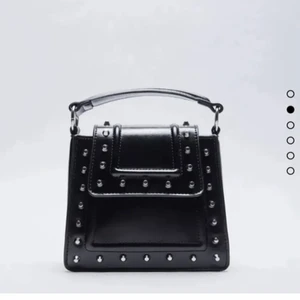 Intressekoll  - Intressekoll på denna populär väskan från zara. Säljer endast vid bra bud 💕 buda i kommentarerna eller köp direkt för 560kr