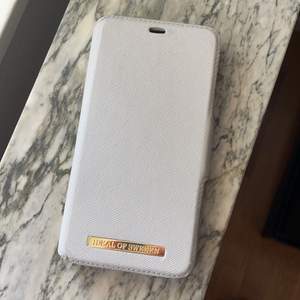 Ett jättefint iPhone plånbokskal för iPhone XR från Ideal of Sweden. Skalet och plånboksdelen är magnetiskt och går att kombineras med andra magnetiska skal. Använt ett par fåtal gånger så är därför i bra skick!
