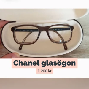 Chanel bruna glasögon - Såååå fina och eleganta! Bruna och rektangulära bågar från Chanel, glaset kan ersättas med ett som passar eller solglas!