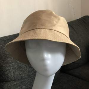 Enfärgad bucket hat i färgen beige, onesize och är från Shein. Testat 1 gång.