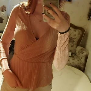 Fest tröja - ☆Aldrig använd ☆Väldigt fint skick  ☆V-ringad ☆Strolek S Skriv privat om några frågor eller intressen💕 