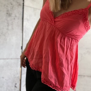 Tessie  - Supersött sommarlinne!🥺 Spetsdetaljer som gör den unik & i ett behagligt tyg just för sommaren. En korallrosa färg💗