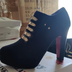 Marinblå högklackade skor med guld detaljer. Finns i fler färger!  - Marinblå högklackade skor med guld detaljer. Finns i fler färger! 