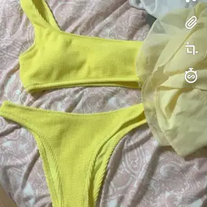 Säljer  denna väldigt söta bikini, som är ännu gulare irl! Den är aldrig använd då den precis köptes och passar mellan s-l! Nypri 300kr säljer för 150! 