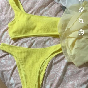Gul supersöt bikini - Säljer  denna väldigt söta bikini, som är ännu gulare irl! Den är aldrig använd då den precis köptes och passar mellan s-l! Nypri 300kr säljer för 150! 