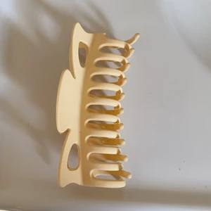 Aprikosfärgad klämma. Aldrig använd. - Bra skick. Frakt ingår ej!