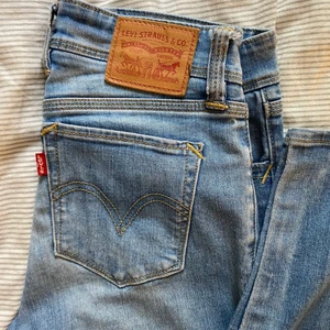 Levis jeans - Fina lägre midjade jeans från Levis, använda 1 gång 