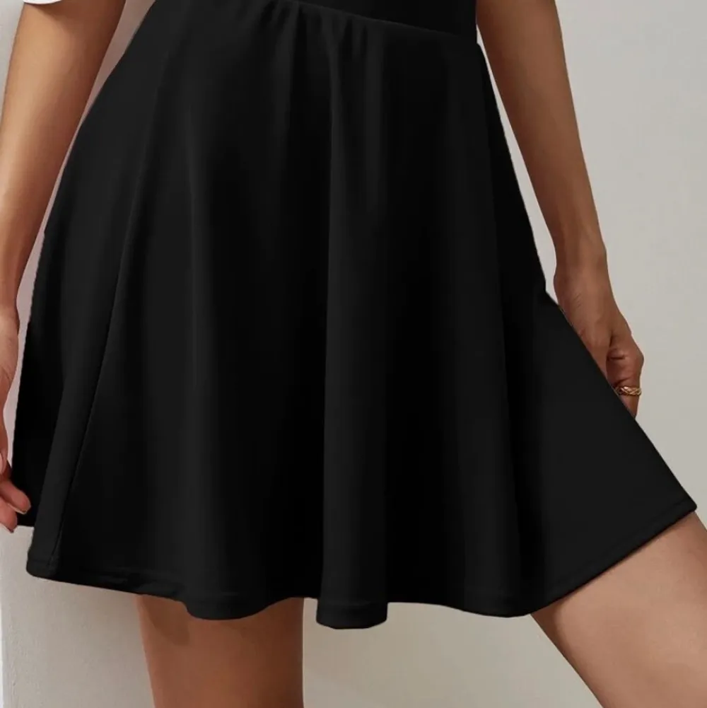 En väldigt fin svart och slät kjol från shein. Använd sparsamt ett fåtal gånger, men är inte riktigt min stil💜 Jättebra skick och passar till allt!. Kjolar.