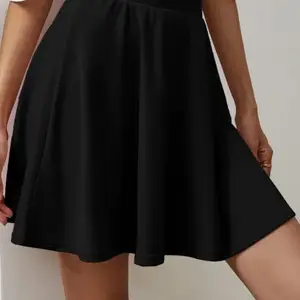 En väldigt fin svart och slät kjol från shein. Använd sparsamt ett fåtal gånger, men är inte riktigt min stil💜 Jättebra skick och passar till allt!