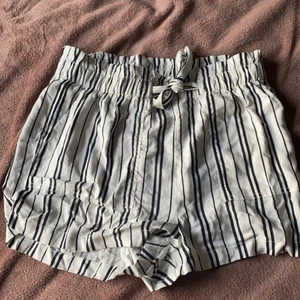 Shorts  - Ett par randiga shorts nästan aldrig andvända och det är storlek 170, köparen står för frakten och shortsen är från h&m