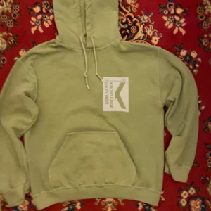 grön hoodie  - unik hoodie lite retro stil med blekare partier. bra skick, typ aldrig använd.🌛🍄🧝‍♀️🧚