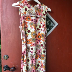 urban outfitters 70-tals klänning  - Super cool 70-tals klänning köpt på Urban outfitters. Står storlek L men mer som M. Från märket oooperative. 