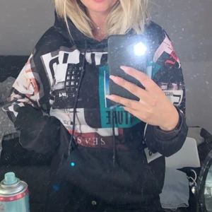 Hoddie  - Köpte hoodien här på Plick men som har blivit nopprig men det är ett jätte fint tryck på den💖 i storlek XS men är over size