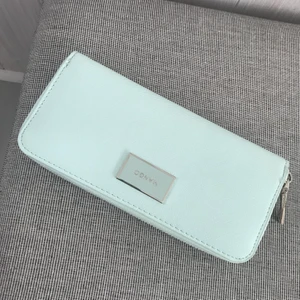 Handväska Plånbok - En liten handväska eller plånbok från Mango. Supersöt till vilken outfit som helst eller bara något praktiskt att ha mobil och kort i när man ska ut på stan. Den är inte använd någon gång vad jag minns så det ser helt ny ut, jag säljer den för 60 kr+ frakt. Tveka inte på att höra av dig om du har några frågor eller vill se mer bilder, jag svarar alltid! Jag räknar med 51 kr frakt men ska försöka få ner den kostnaden vid intresse. Annars så kan jag mötas upp i Stockholms innerstad eller Värmdö beroende på vad som passar oss båda.💙