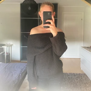 Stickad tröja - En jättemysig svart stickad tröja, off shoulder, från Gina Tricot i storlek S ❤️