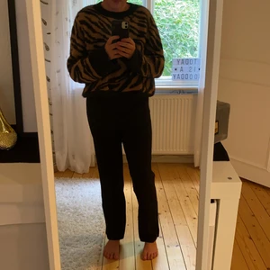 Carin Wester kostymbyxor - Ett par kostymbyxor från Carin Wester i toppen kvalite✨ dem är lite tjockare i materialet vilket är jätte skönt på vintern och hösten när det är lite kallare☺️ dem har 2 bakfickor✨ jag har typ aldrig använt då de inte passade min kroppstyp riktigt, så just nu tar de bara plats, så kan absolut sänka mig☺️ jag köpte dessa för 599kr på NK i Göteborg✨✌🏼