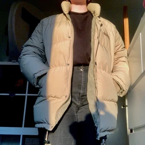 Levis dunjacka - Super snygg, varm och trendig dunjacka från Levis som passar perfekt inför en kall vinter. Modellen är lite längre så den värmer mer. I använt men helt och rent skick.Passar storlek S-L