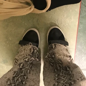 Coola sneakers med stjärnor  - Svarta sneakers från Kaporal i modellen Luna. Skorna är köpte i oktober förra året för ca 700kr. Dem är  använda men i fint skick och det är få slitningar på dem,( skickar bild vid intresse). Dem kommer tyvärr inte till användning längre då jag tröttnar på dem, och känner att dem förtjänar att bli använda av någon annan🤩. 