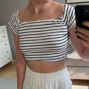 Söt randig top - Söt randig top från ginatricot nästan aldrig anvönt därav säljs denö