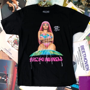 T-SHIRT!! 💿💿 - Säljer denna riktigt coola tour merch från Nicki Minajs tour 2019; “Nicki world tour” där hon spelade i Stockholm. Tröjan är i bra skick men har lite defekter vid sömmarna bak på tröjan, syns tydligare på sista bilden. Tröjan L men passar M. Det är bara att skriva om du undrar något. ORD: 199kr 💫🌱✌🏻 
