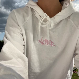 Vit hoddie - Oanvänd Hoodie från ett UF💘Super snygg och trendig, kommer dessvärre inte till användning💘Storlek: S/M💞Skriv för fler bilder💓Köptes för 500kr