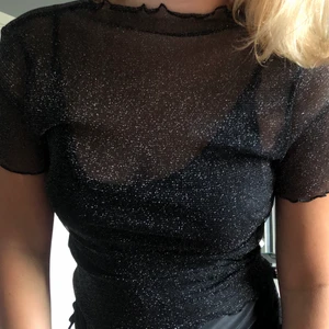 Fest topp från Gina tricot - Ett basic fest plagg, lätt att styela. Stolek S men passar nog dem flesta storlekarna. Köpt för ~250kr och säljer för 50kr inklusive frakt 🥰