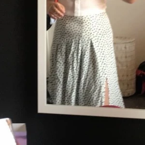 prickig kjol med slits - säljer denna super fina blåprickiga kjolen i från h&m i strlk S pågrund av att den tyvärr inte kommer till användning! den har två fina slitsar vid benen. säljer för 50kr å kan mötas i hudiksvall annars frakt och köparen står för det 💓